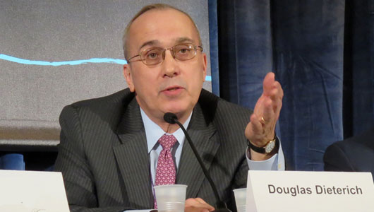 El profesor Douglas Dieterich,, de la Facultad de Medicina Mount Sinai, comenta los recientes avances producidos en el tratamiento de la hepatitis C y la coinfección por VIH en CROI 2014. Foto: Liz Highleyman / hivandhepatitis.com 
